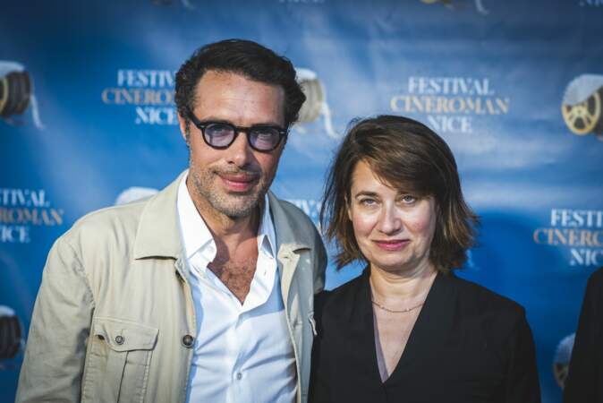 Nicolas Bedos pose aux côtés d'Emmanuelle Devos à Nice