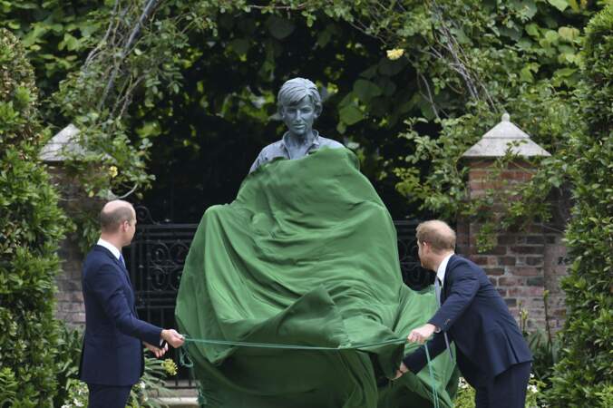 Harry et William dévoilent la statue de leur mère