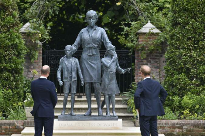 Harry et William ont dévoilé la statue en hommage à leur mère, Diana
