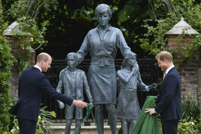 Harry et William découvrent ensemble la statue.