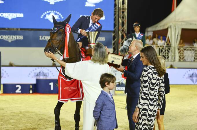 Pour rappel, Raphaël partage la même passion que sa mère Charlotte Casiraghi, qui est une cavalière ayant déjà participé à des championnat d'équitation.