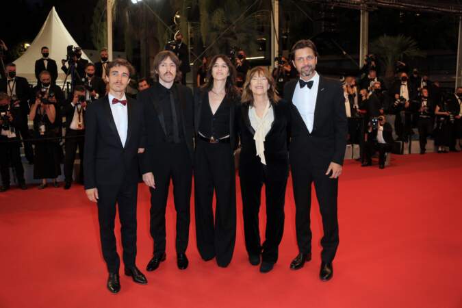 Charlotte Gainsbourg et Jane Birkin avec les producteurs de Jane By Charlotte, Romain Rousseau, Mathieu Ageron et Maxime Delauney