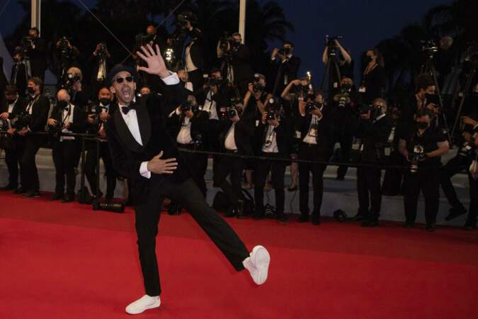 L'artiste JR n'a pas boudé son plaisir devant les photographes à Cannes