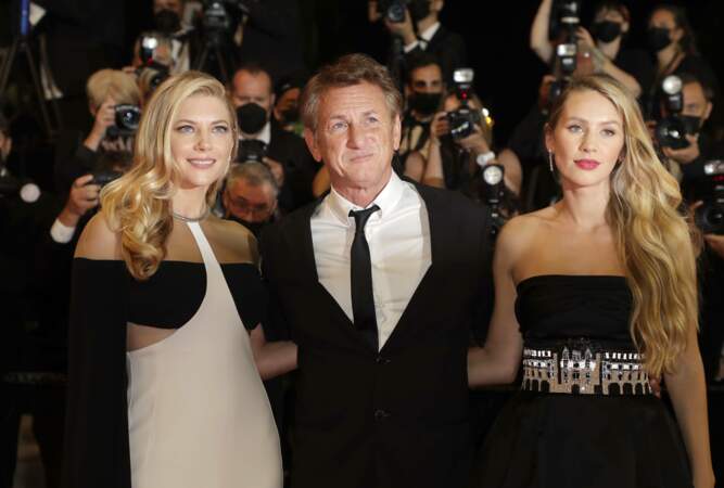 Sean Penn très fier et très bien entouré par sa fille Dylan et l'actrice Katheryn Winnick