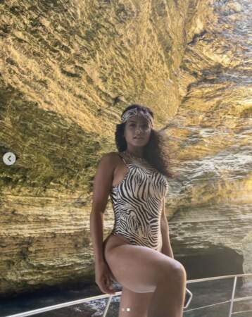 Et Christina Milian pour un maillot de bain à imprimé animal en Corse, graou.