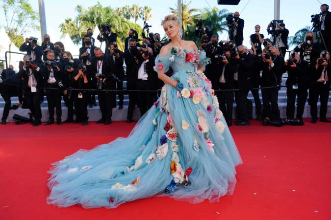 D'humeur romantique, Sharon Stone fait sensation dans cette robe fleurie Dolce & Gabbana