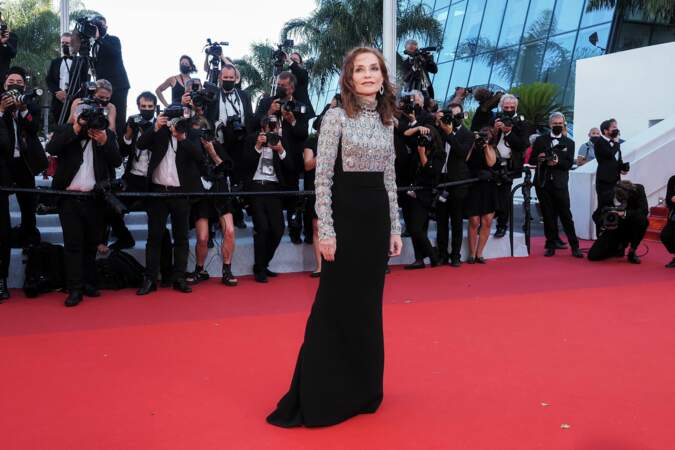 Isabelle Huppert sur le tapis rouge pour le film "Aline" porte une robe signée Louis Vuitton