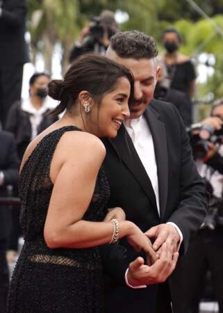 Leïla Bekhti et Damien Bonnard, héros du film Les intranquilles, arrivent sur le tapis rouge, très complices