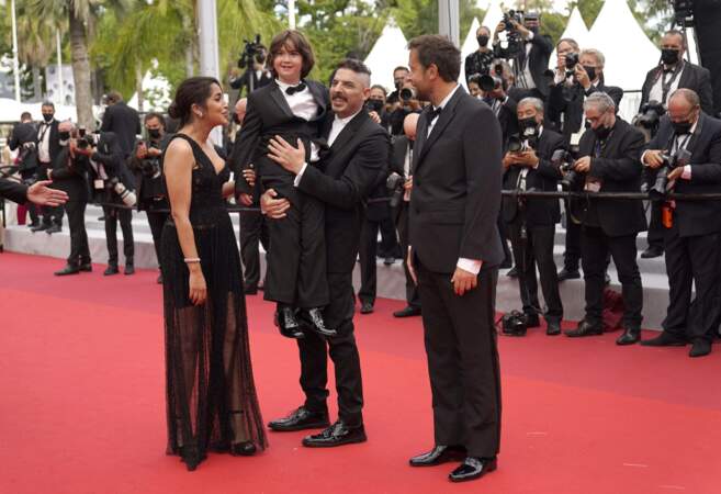 Damien Bonnard porte le jeune Gabriel Merz Chammah (le petit-fils d'Isabelle Huppert), qui joue le fils du couple