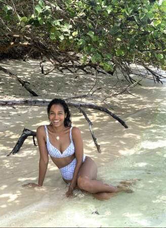 Idem pour Clémence Botino, qui est, elle, originaire de Guadeloupe. La jeune femme est sublime sur la plage de l'îlet du Gosier !