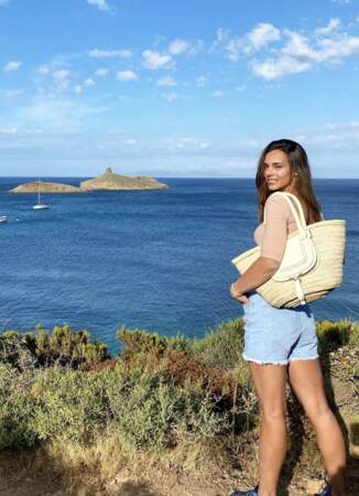 Pour Marine Lorphelin, les vacances estivales se déroulent aussi auprès de son clan, en Corse !