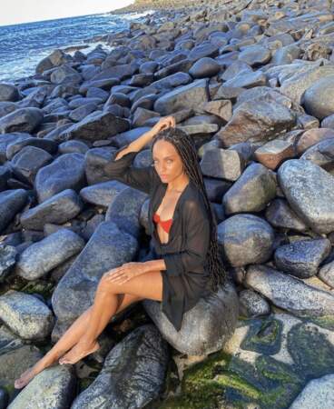Telle une sirène, Miss France 2017 prend la pose sur un rocher ! Alicia Aylies est de retour dans sa région, en Guyane, pour l'été. 