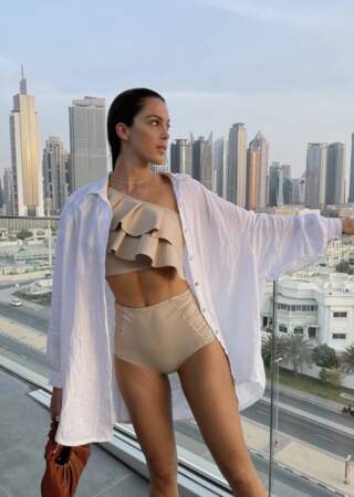 Iris Mittenaere nous offre une vue imprenable sur son corps de rêve... et les gratte-ciel vertigineux de Dubaï !