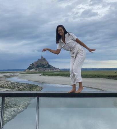 Vaimalama Chaves, en tournée cet été-là sur la côte Atlantique, s'amuse non loin du Mont Saint-Michel.