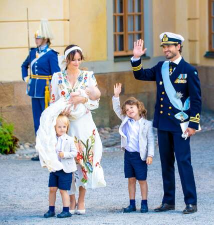 Le prince Carl Philip et son fils aîné le prince Alexandre saluent la foule, aux côtés de la princesse Sofia, du prince Gabriel et du prince Julian, à Drottningholm, le 14 août.