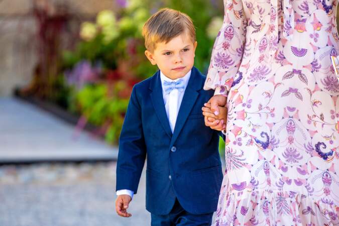 Âgé de 5 ans, le prince Oscar, qui a assisté au baptême de son cousin le prince Julian, samedi 14 août, occupe actuellement la troisième place dans l'ordre de succession au trône.