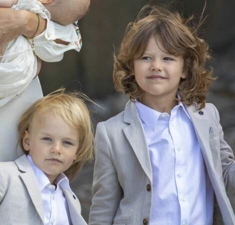 Le prince Gabriel et le prince Alexander ont assisté au baptême de leur petit frère, le prince Julian, à Drottningholm, le 14 août. 
