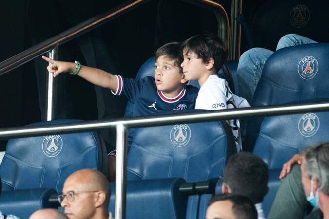 Les fils de Lionel Messi, Mateo et Tiago, admirant la présentation de leur père au Parc des Princes le 14 août 2021