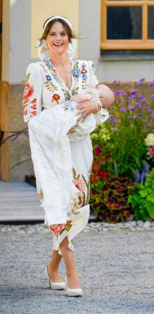 Pour le baptême de son fils, le prince Julian, samedi 14 août, la princesse Sofia était vêtue d'une sublime robe fleurie de la griffe italienne Etro, complétée par des escarpins ivoire élégants.