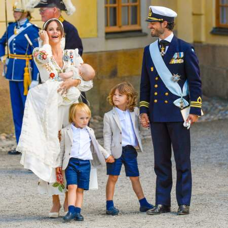 La princesse Sofia, son époux le prince Carl Philip, et leurs trois enfants, les princes Gabriel, Alexander et Julian, pour le baptême du dernier-né de la famille royale suédoise, au château de Drottningholm, samedi 14 août.