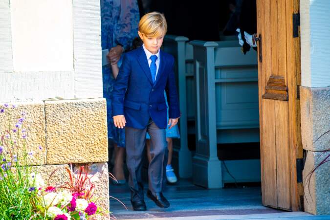Âgé de six ans, le prince Nicolas est dixième dans l'ordre de succession au trône suédois, trois places derrière le prince Julian, baptisé samedi 14 août à Drottningholm.
