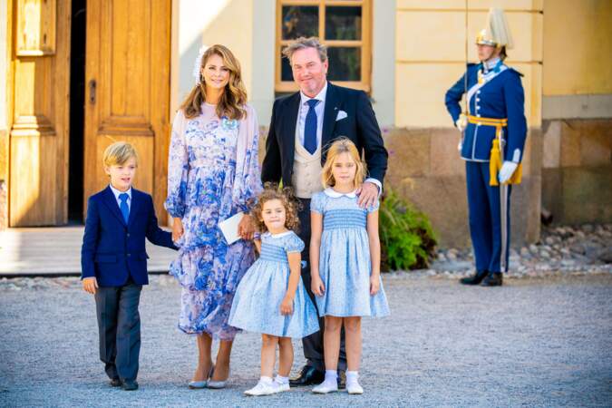La princesse Madeleine, son époux Christopher O’Neill et leurs trois enfants, les princesses Leonore (7 ans) et Adrienne (3 ans), et le prince Nicolas (6 ans), au baptême du prince Julian, samedi 14 août, à Drottningholm.