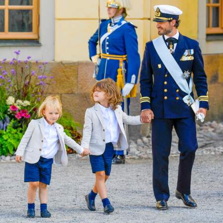 Le prince Carl Philip, troisième dans l'ordre de succession au trône de Suède, accompagné de deux de ses fils, les princes Gabriel (3 ans) et Alexander (5 ans), pour le baptême du prince Julian, cinq mois, à Drottningholm, samedi 14 août.