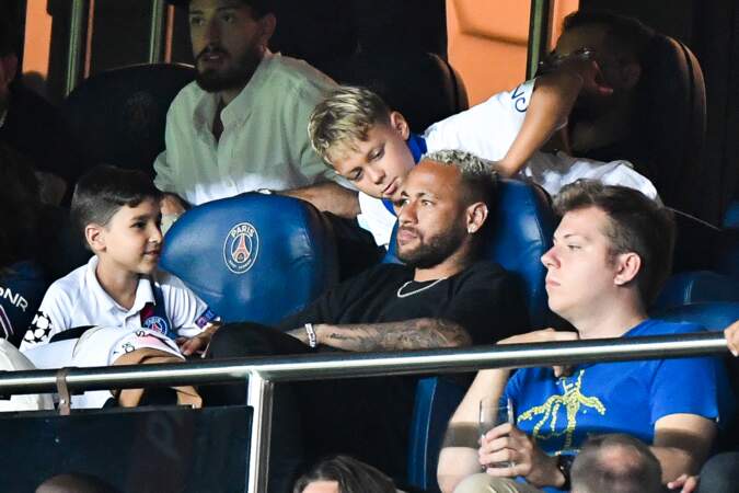 Neymar imperturbable au Parc des Princes où était présenté son ami Leo Messi ce samedi