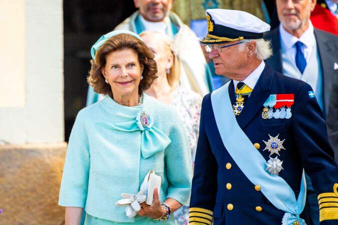 La reine Silvia et le roi Carl XVI Gustaf de Suède, au baptême du prince Julian, en 7ème position dans l'ordre de succession au trône, le samedi 14 août dans leur résidence de Drottningholm. 