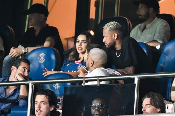 Neymar en tribunes pour assister au match PSG/Strasbourg
