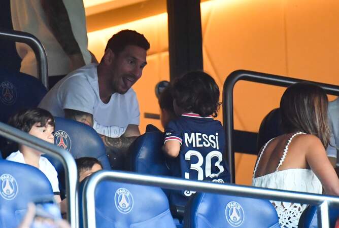 Lionel Messi s'amusant avec son fils qui porte son nouveau maillot du PSG