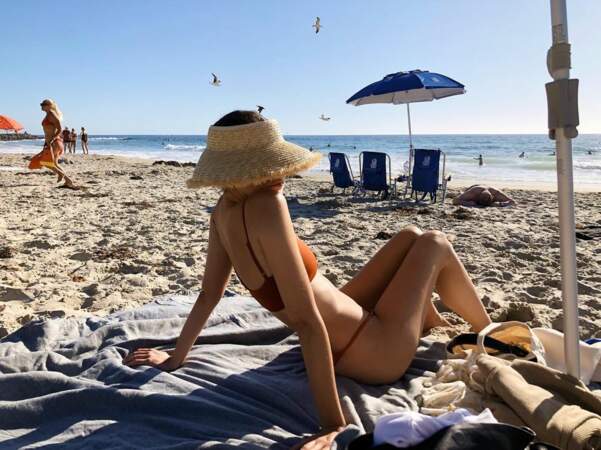 De son côté, Maia Mitchell a trouvé la solution pour passer incognito sur la plage…