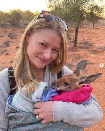Emilie De Ravin et un bébé kangourou.