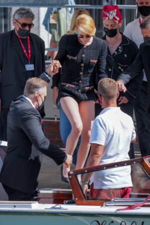 Pour le festival, Kristen Stewart a opté pour un ensemble tailleur-mini short noir signé Chanel
