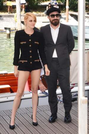 Kristen Stewart pose avec Pablo Larraín, le réalisateur du film Spencer
