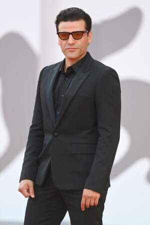 Oscar Isaac porte lui aussi des lunettes jaunes sur le tapis rouge
