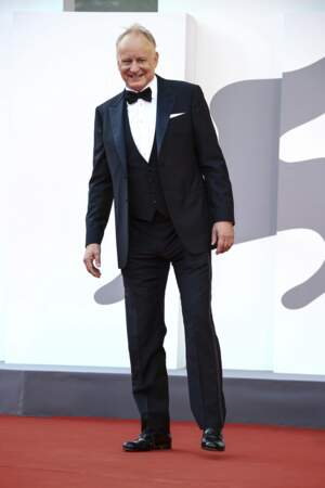 Stellan Skarsgård affiche un large sourir sur le tapis rouge