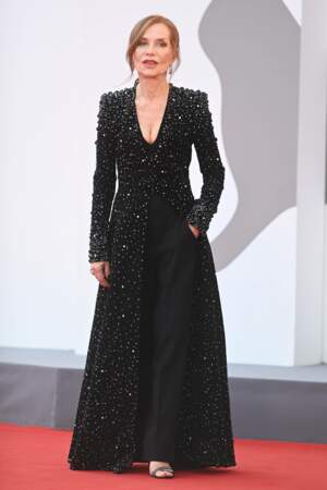 L'actrice française Isabelle Huppert tout de noir vêtue pour cette avant-première à la Mostra de Venise