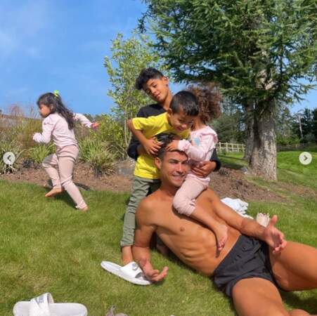 La grande tribu de Cristiano Ronaldo, papa de 4 enfants.