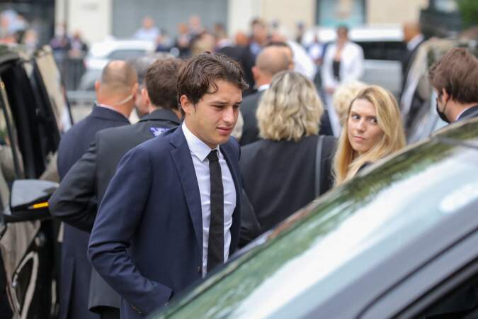 Giaccomo Belmondo arrive aux obsèques de son grand-père.