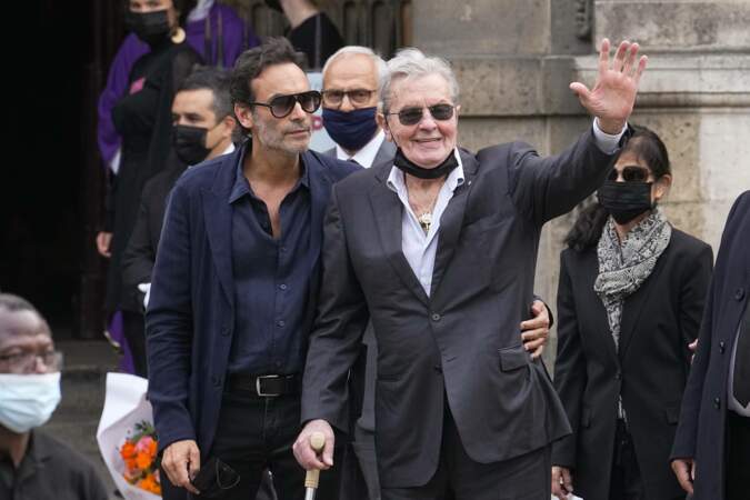 Alain Delon, accompagné par son fils Anthony, salue la foule venue rendre un dernier hommage à Jean-Paul Belmondo.