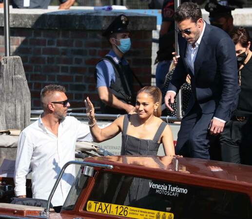 J Lo a salué le public dès sa descente du bateau.