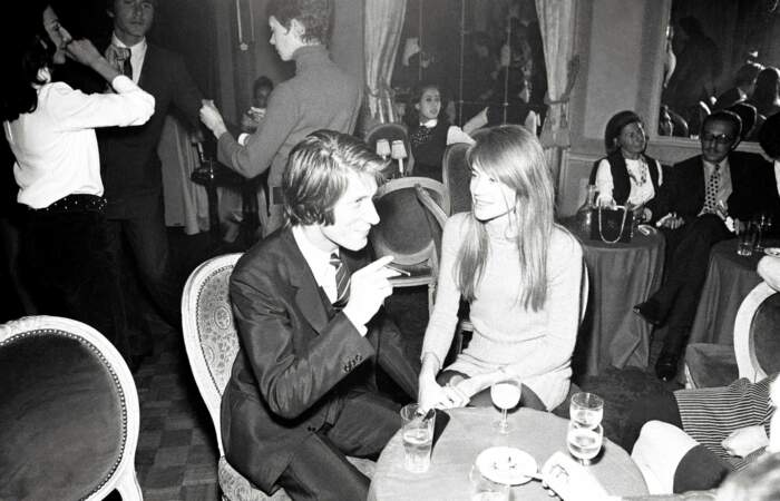 Il aime cette fille ! Le couple glamour Dutronc-Hardy chez Castel-Maxim's en 1968.
