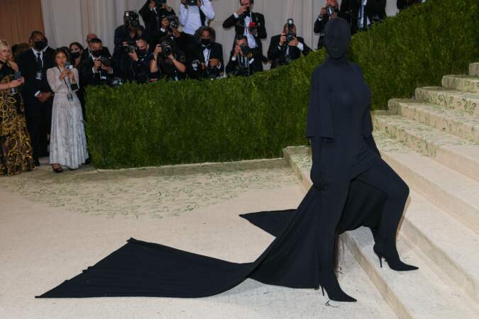 Autre look 2 en 1 qui nettoyait le sol : celui de Kim Kardashian, incognito.