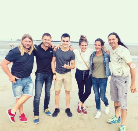 Jolies retrouvailles à la plage pour une partie du casting de Koh-Lanta.