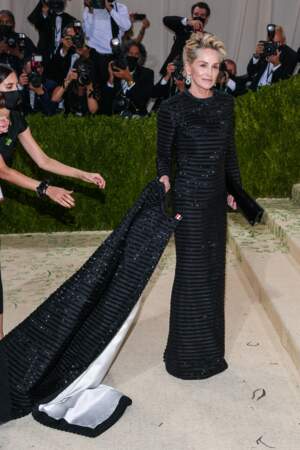 Sur les marches du Metropolitan Museum of Art, on a aussi vu Sharon Stone et sa longue traîne.