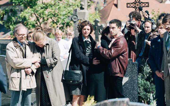 La famille et les parents de Grégory Villemin à l'enterrement du petit garçon.