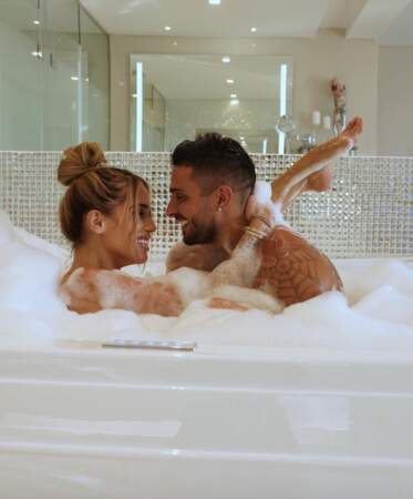 Trépied ou troisième personne pour photographier Manon et Julien Tanti dans leur bain ? Le mystère plane.