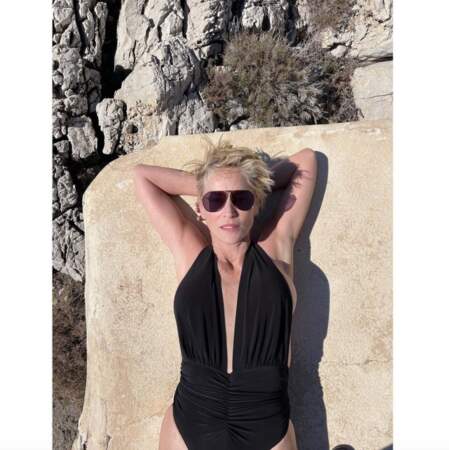 Photo en maillot de bain pour Sharon Stone, en pleine bronzette.
