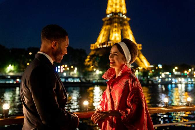 Un look très Audrey Hepburn pour l'héroïne, toujours sur fond de Tour Eiffel 